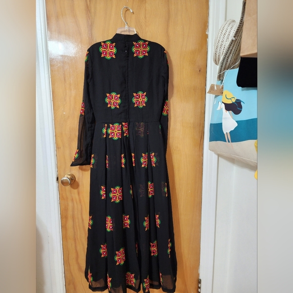 A long dress - Picture 4 of 5